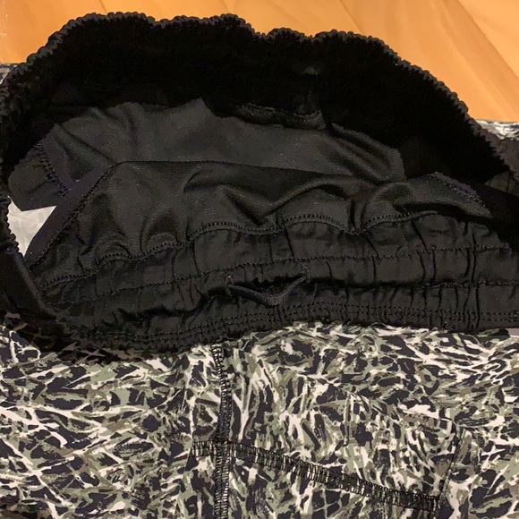 🌟HP🌟VEUC Lululemon Black/White/Army Green Patterned Tracker shorts- size 6 - Picture 7 of 17